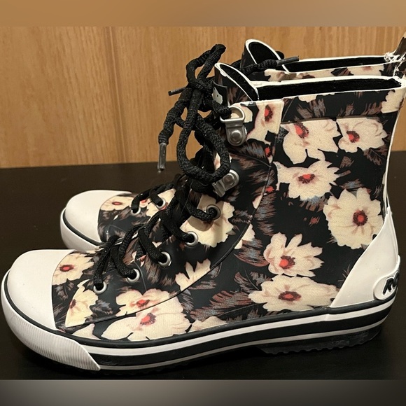 Women's Rainy Midnight Floral Rubber Printed Rain Boot - Picture 5 of 12